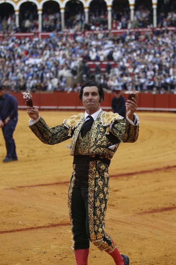 Las imágenes más impactantes de la tarde de Morante, El Juli y Roca Rey en Sevilla