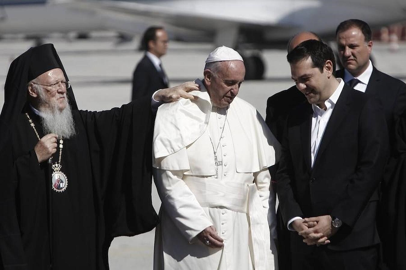 Francisco ha sido recibido en el aeropuerto de Lesbos por el primer ministro griego Alexis Tsipras, por el Patriarca de Constantinopla Bartolomé y por el arzobispo de Atenas y de toda Grecia Jerónimo
