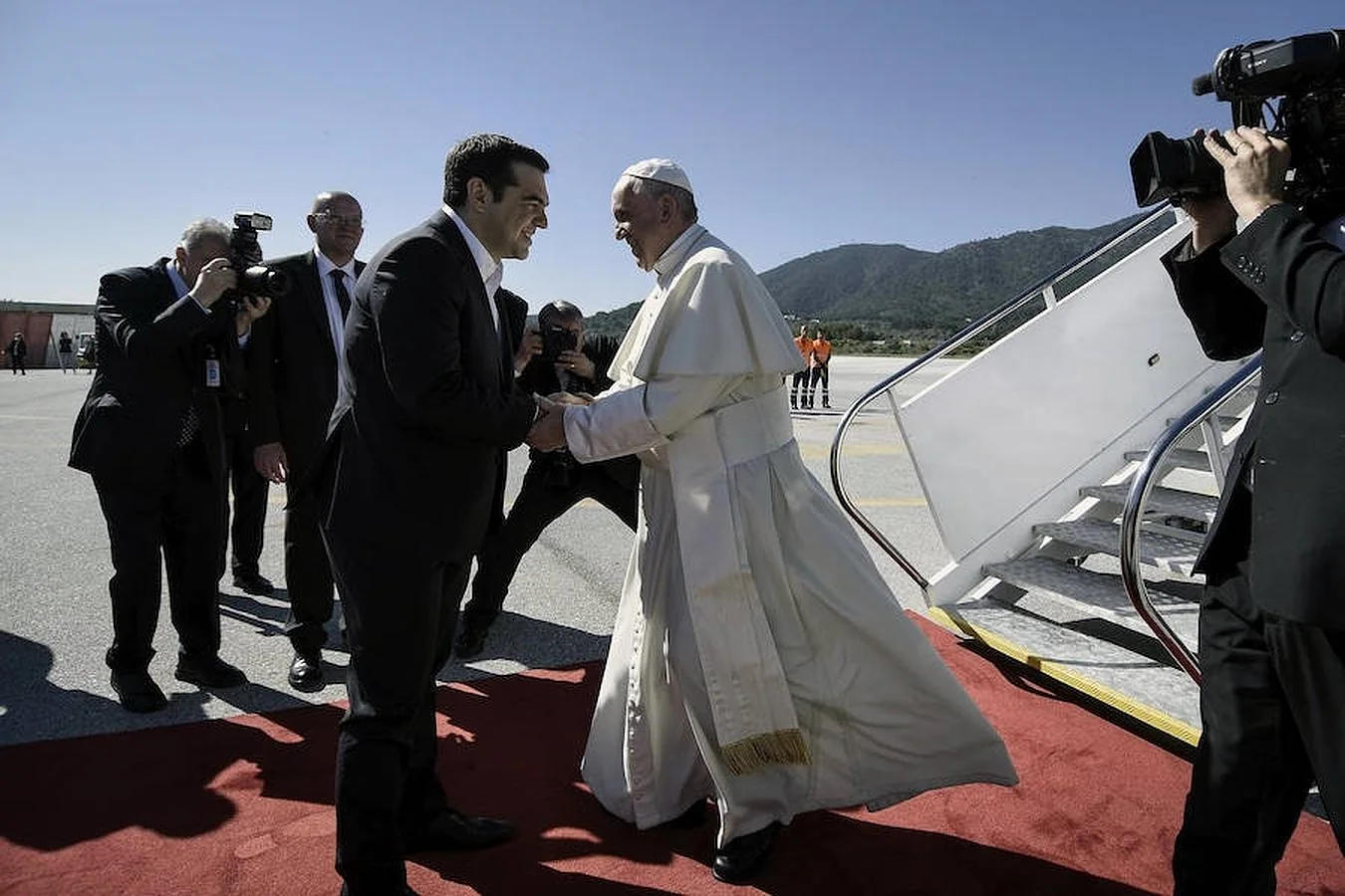Alexis Tsipras recibe al Papa Francisco en el aeropuerto de la isla de Lesbos