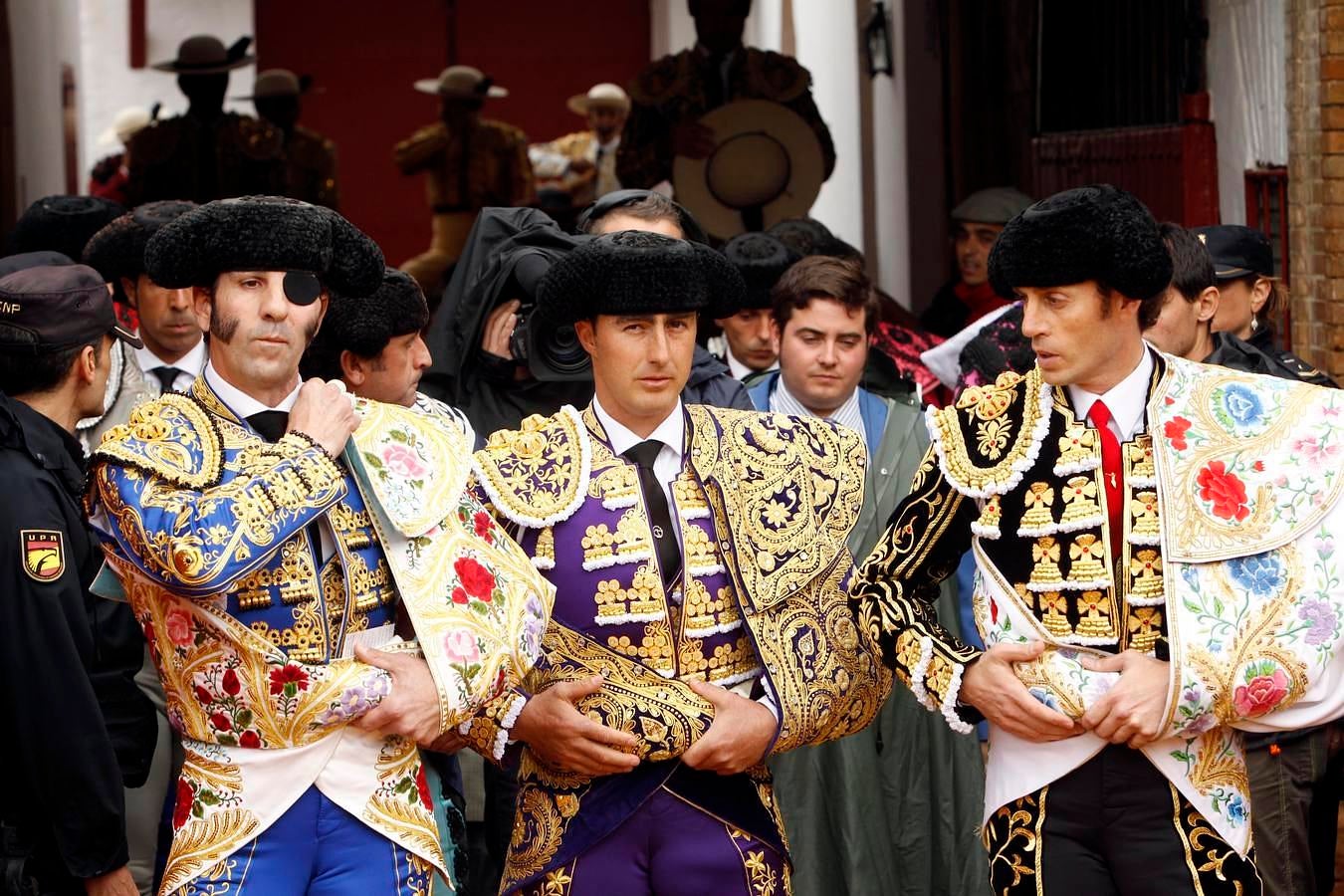 Los tres toreros antes de iniciar el paseíllo