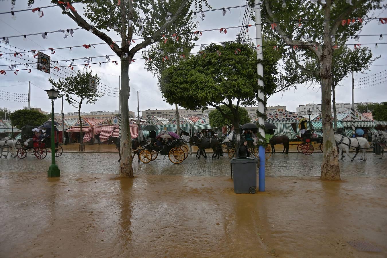 Un sábado de feria frío y lluvioso