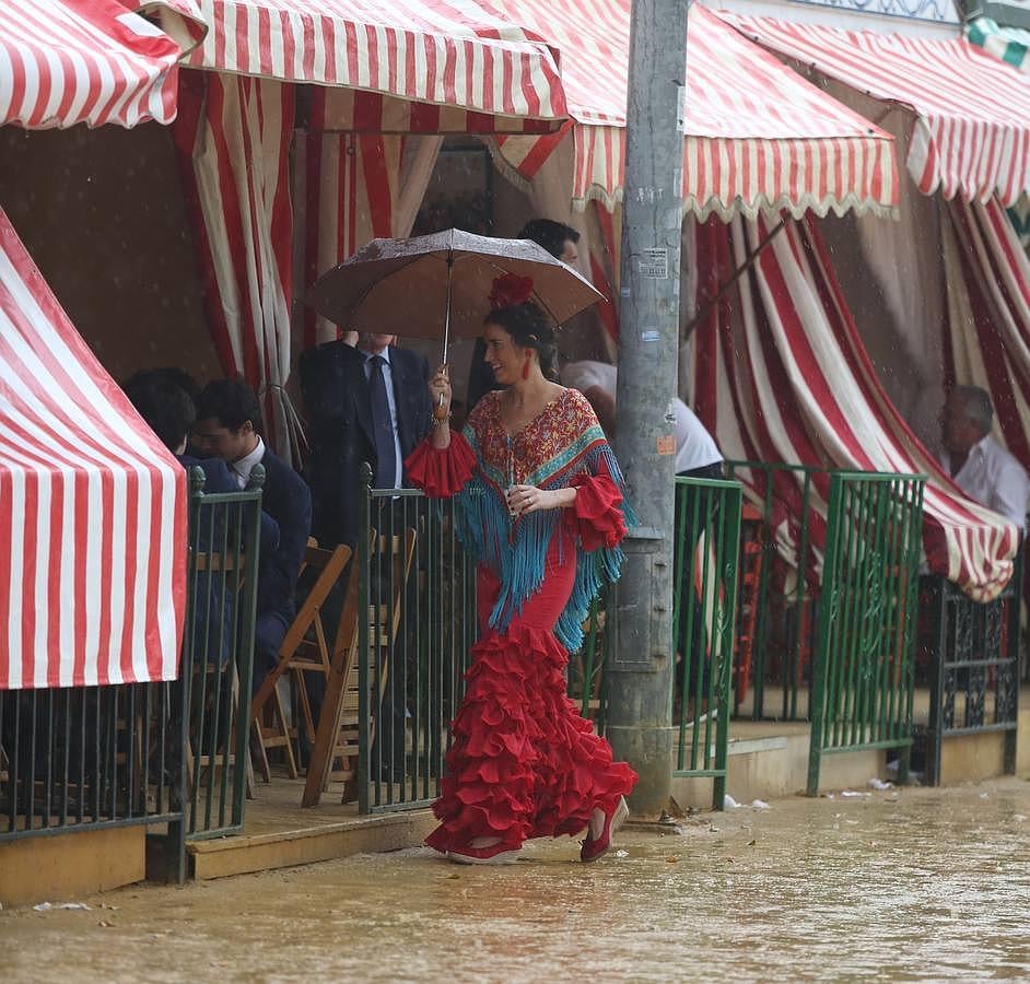 Un sábado de feria frío y lluvioso