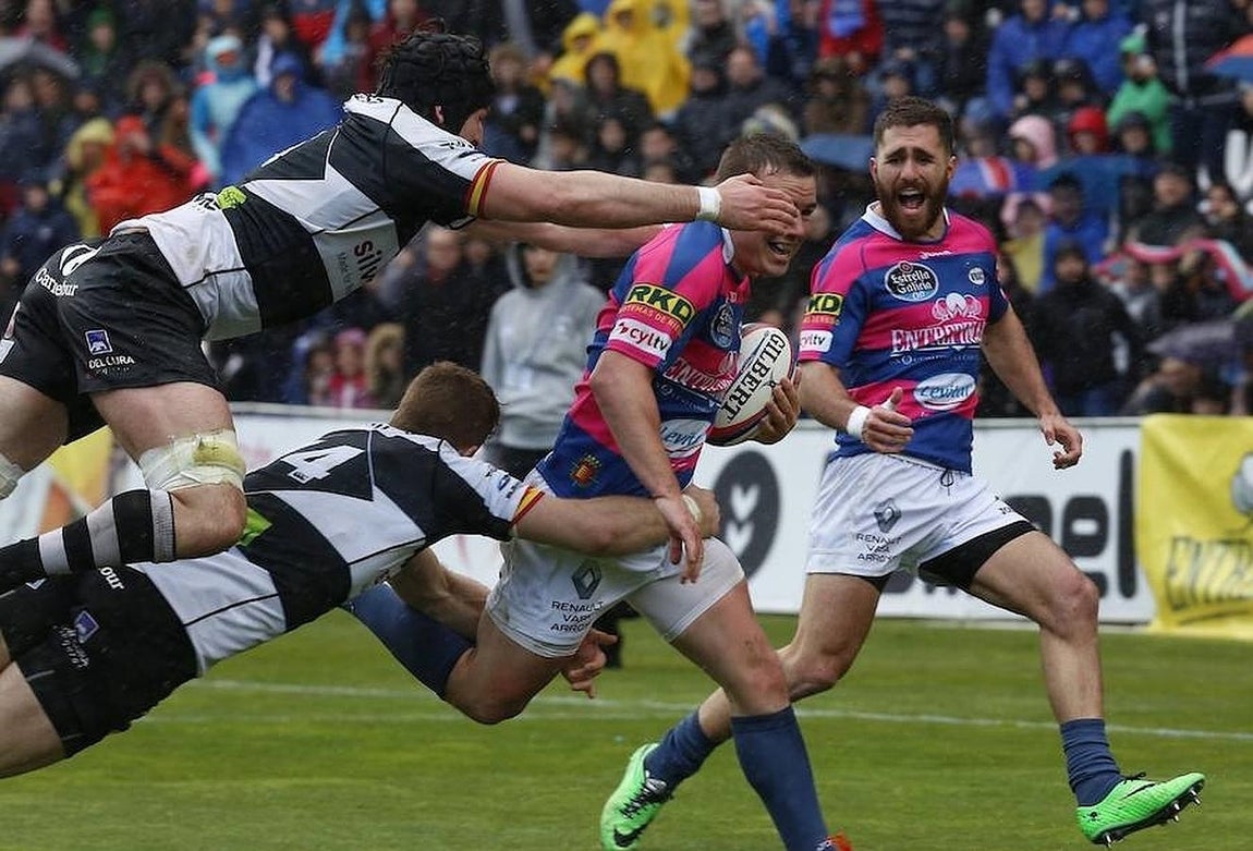 Los jugadores y técnicos de El Salvador celebrarán el título de Copa del Rey, que han logrado hoy tras ganar a su eterno rival, el VRAC Quesos Entrepinares. 