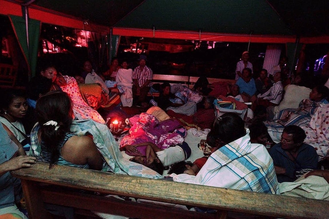 Los pobladores de Pedernales (Ecuador), hoy 17 de abril de 2016, afectadas por el terremoto de 7,8 grados en la escala de Richter. 