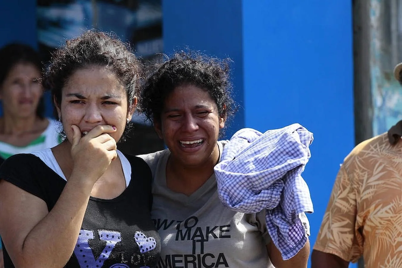 Pobladores lloran por los muertos en la localidad de Pedernales (Ecuador), hoy domingo 17 de abril de 2016, después del terremoto de 7,8 grados en la escala de Richter registrado el sábado en la costa norte de Ecuador