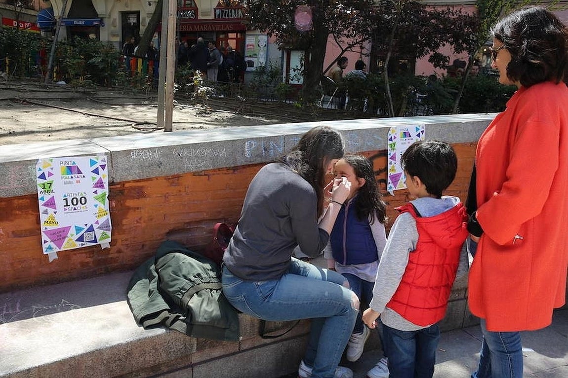 14.. La plaza del Dos de Mayo acogió durante todo el día exhibiciones de arte y música en directo