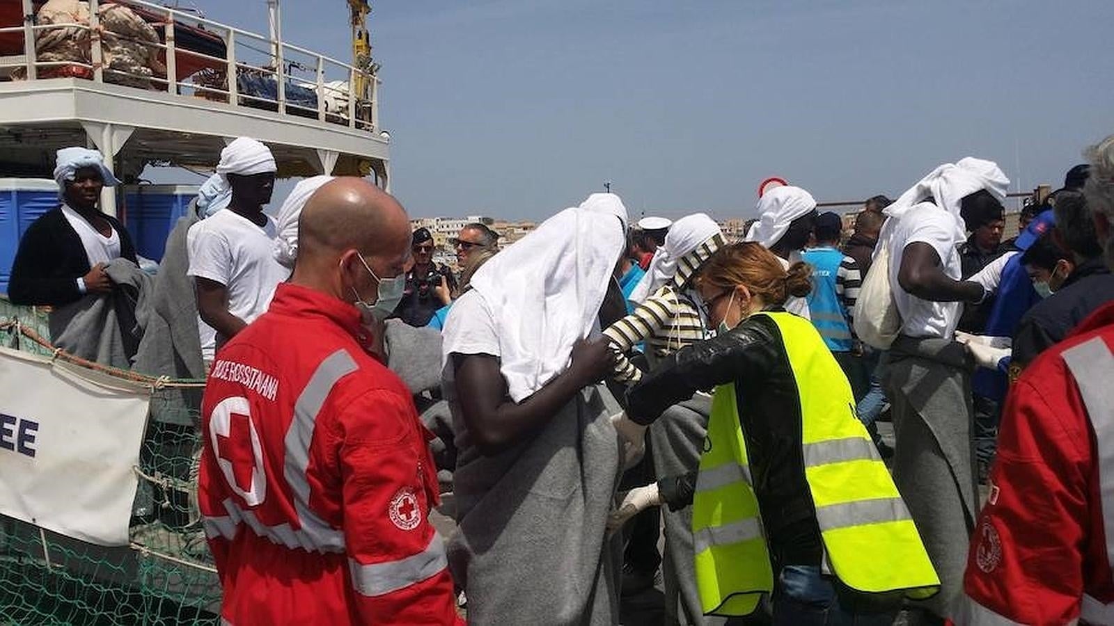 Los servicios de rescate han recuperado los cuerpos de seis personas y han rescatado a 108 en alta mar. 