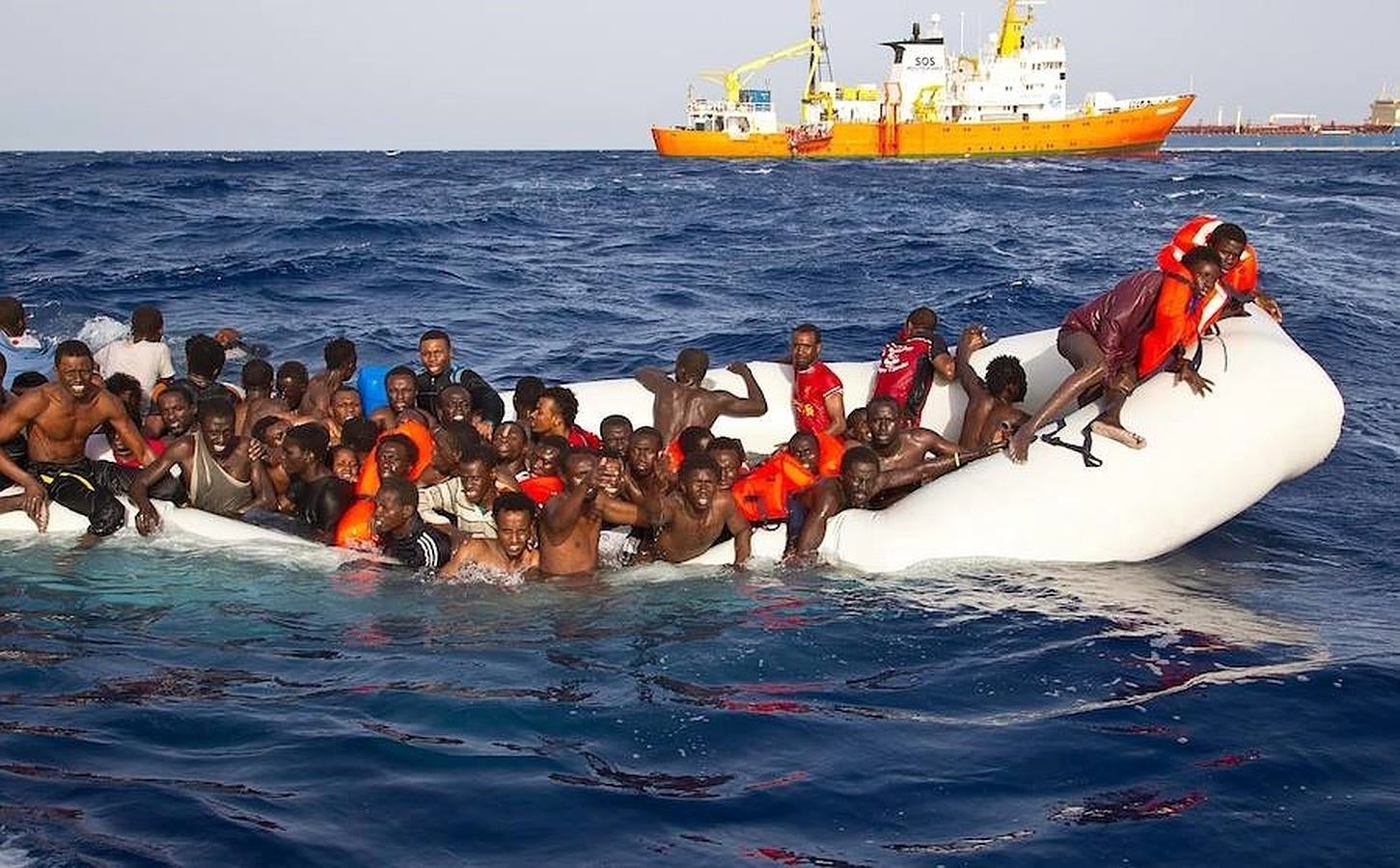 Fotografía facilitada por la ONG Sos Méditerranée que muestra a vario inmigrantes momentos antes de ser rescatados en alta mar cerca de la costa italiana hoy. 