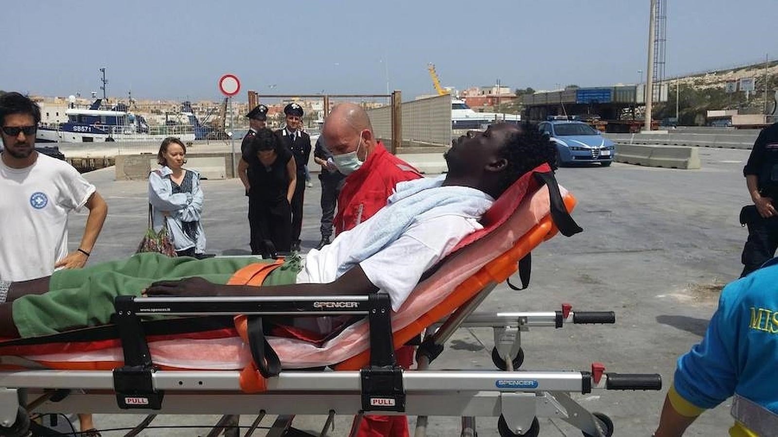 Uno de los 108 inmigrantes rescatados en alta mar recibe atención médica en Lampedusa. 