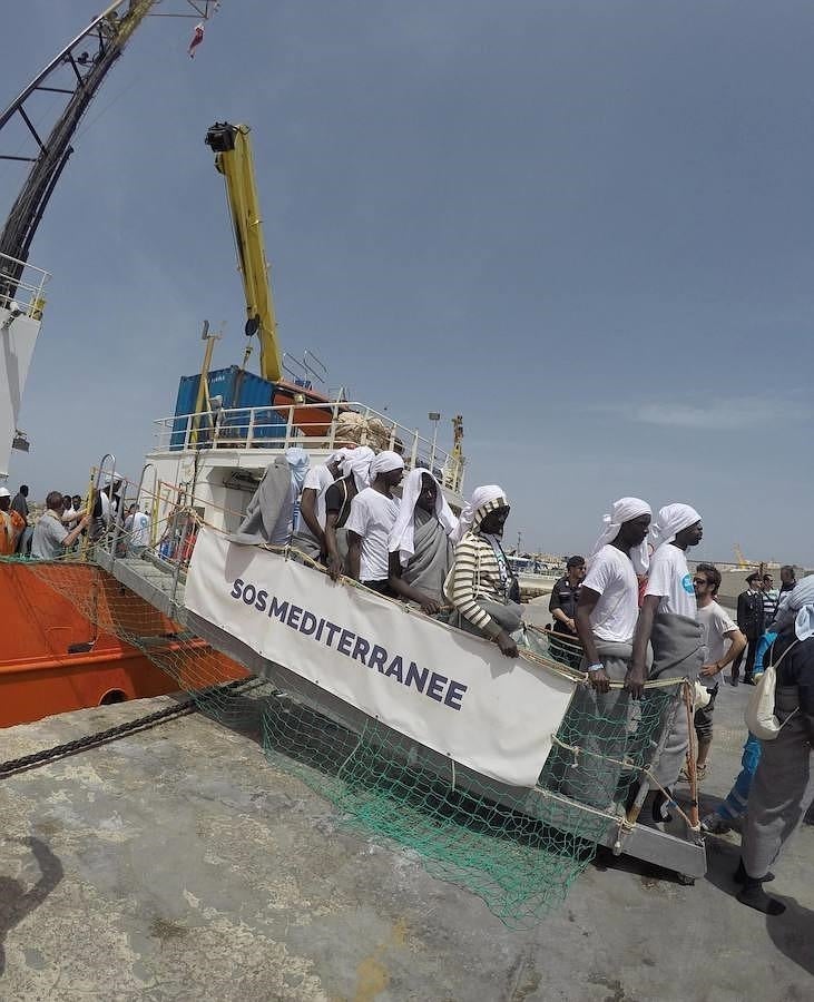 Decenas de refugiados desembarcan del barco Aquarius de la ONG SOS Méditerranée en Lampedusa. 