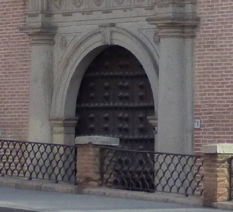 Antigua verja de la plaza del Ayuntamiento acoplada en la calle Real del Arrabal. 
