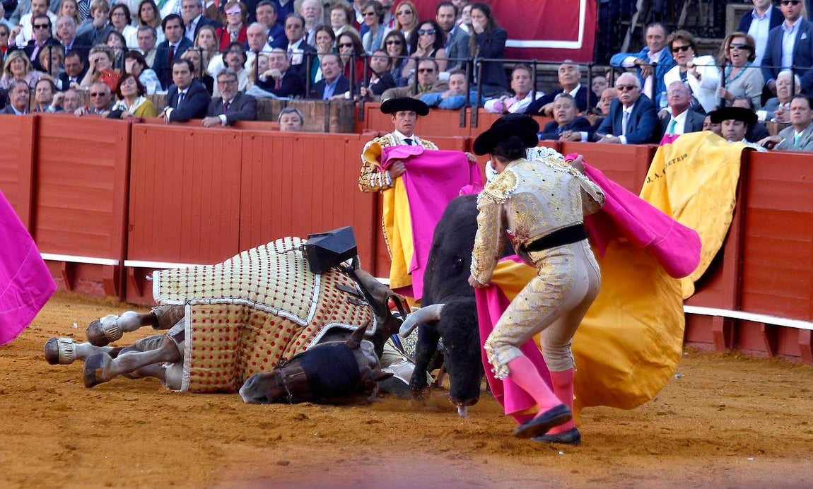 Las imágenes más llamativas de las corridas de la Feria de Abril (II)