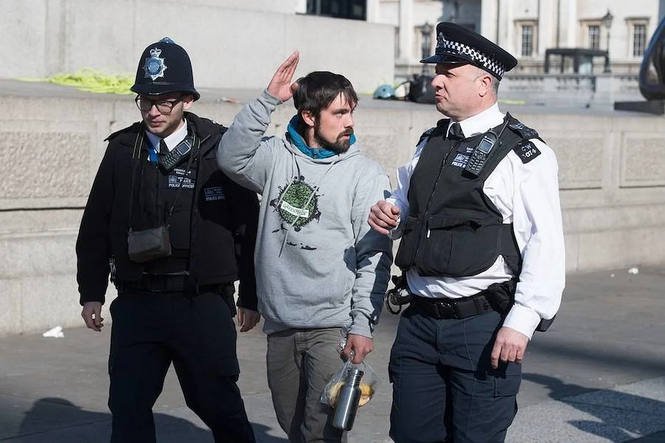 Agentes británicos se llevan a un activista de Greenpeace