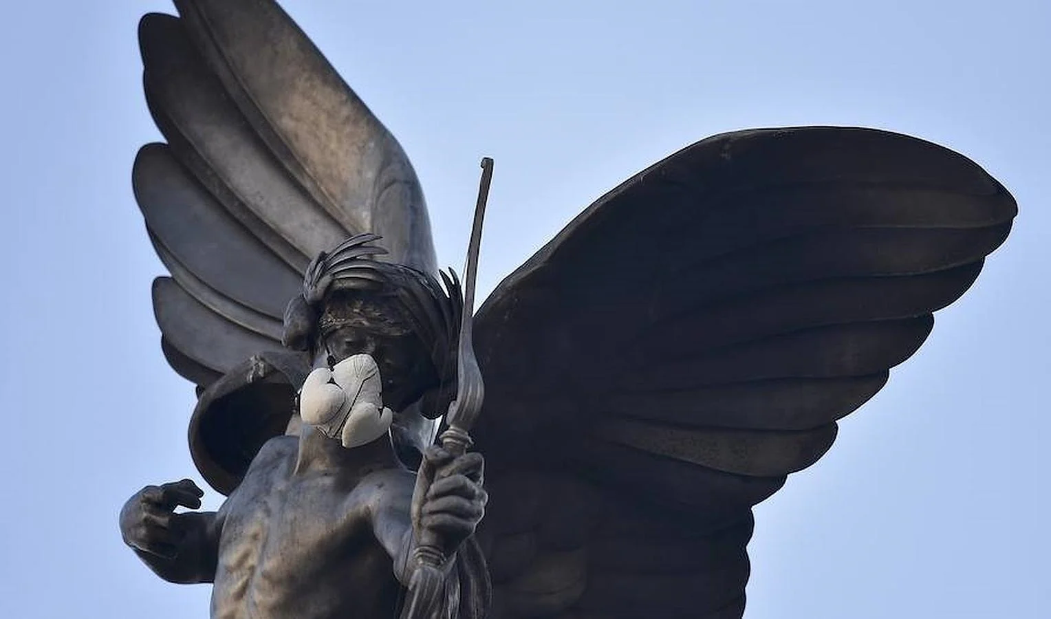 Cuelgan una supuesta máscara de gas en la estatua de Eros en Piccadilly Circus, en Londres