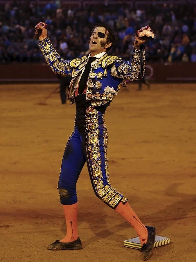 Las imágenes más llamativas de las corridas de la Feria de Abril (II)
