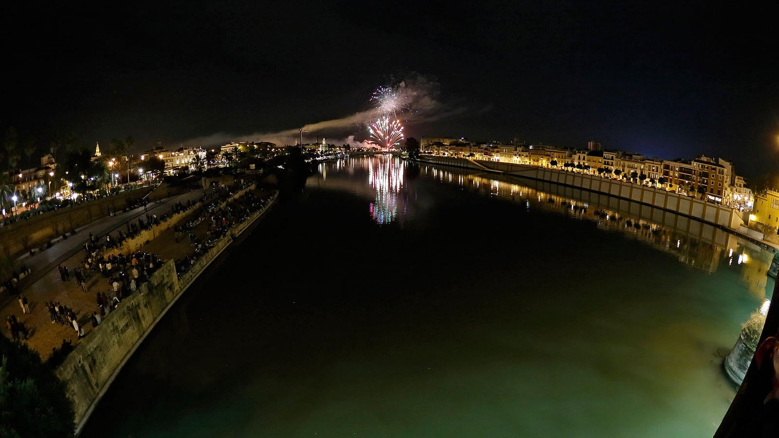 Los fuegos artificiales, desde el cielo y la tierra