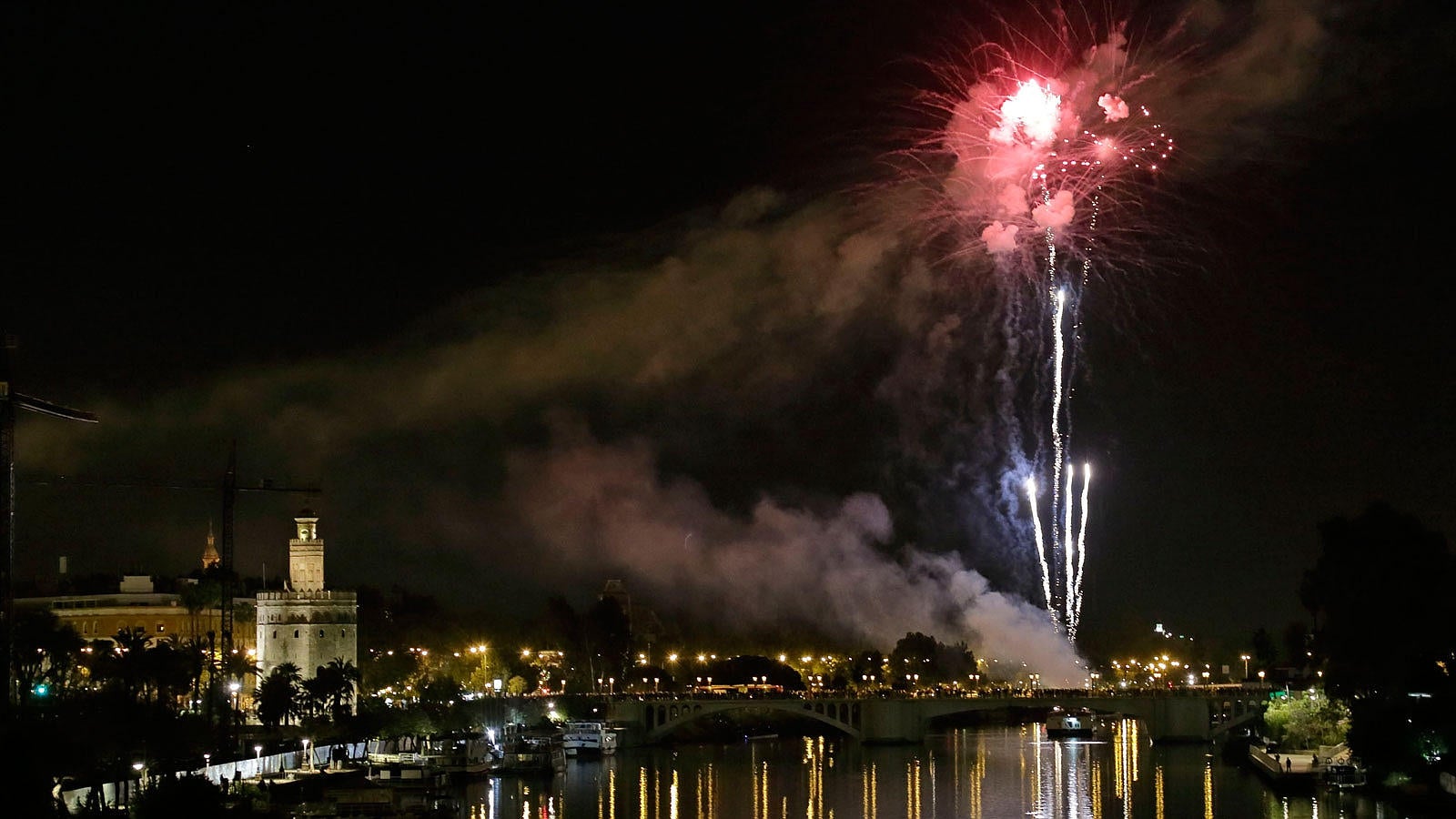 Los fuegos artificiales, desde el cielo y la tierra