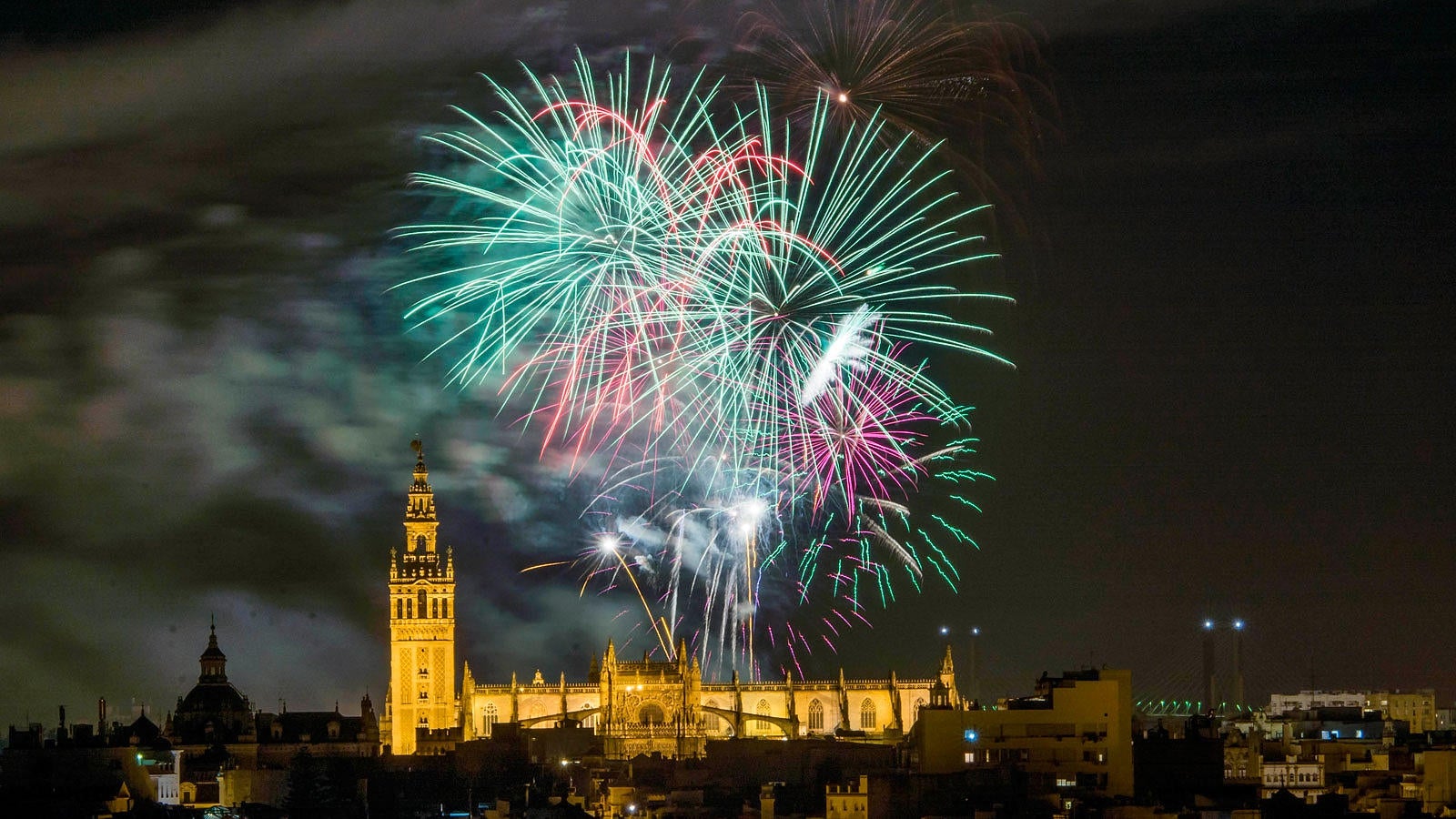 Los fuegos artificiales, desde el cielo y la tierra