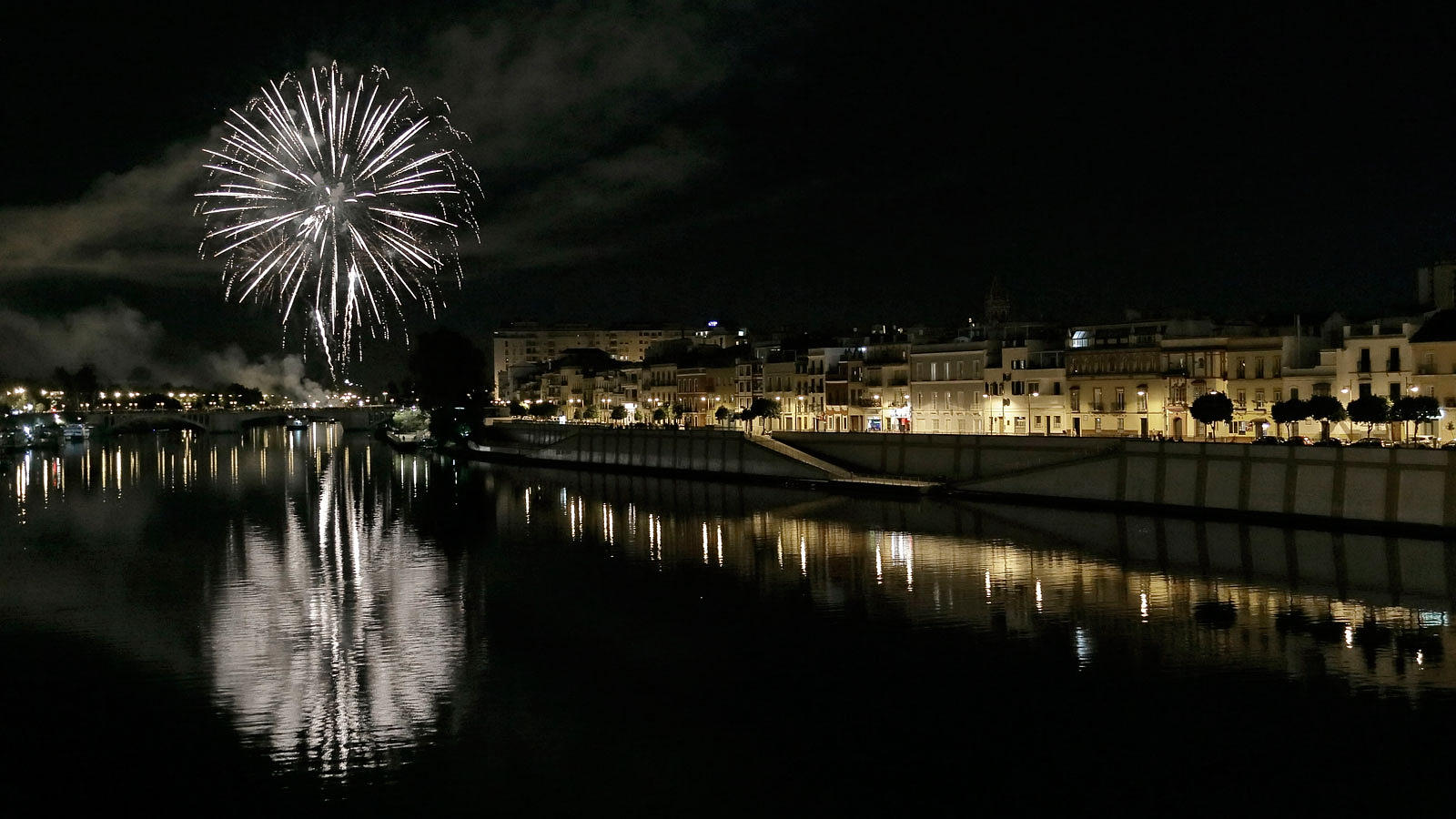 Los fuegos artificiales, desde el cielo y la tierra