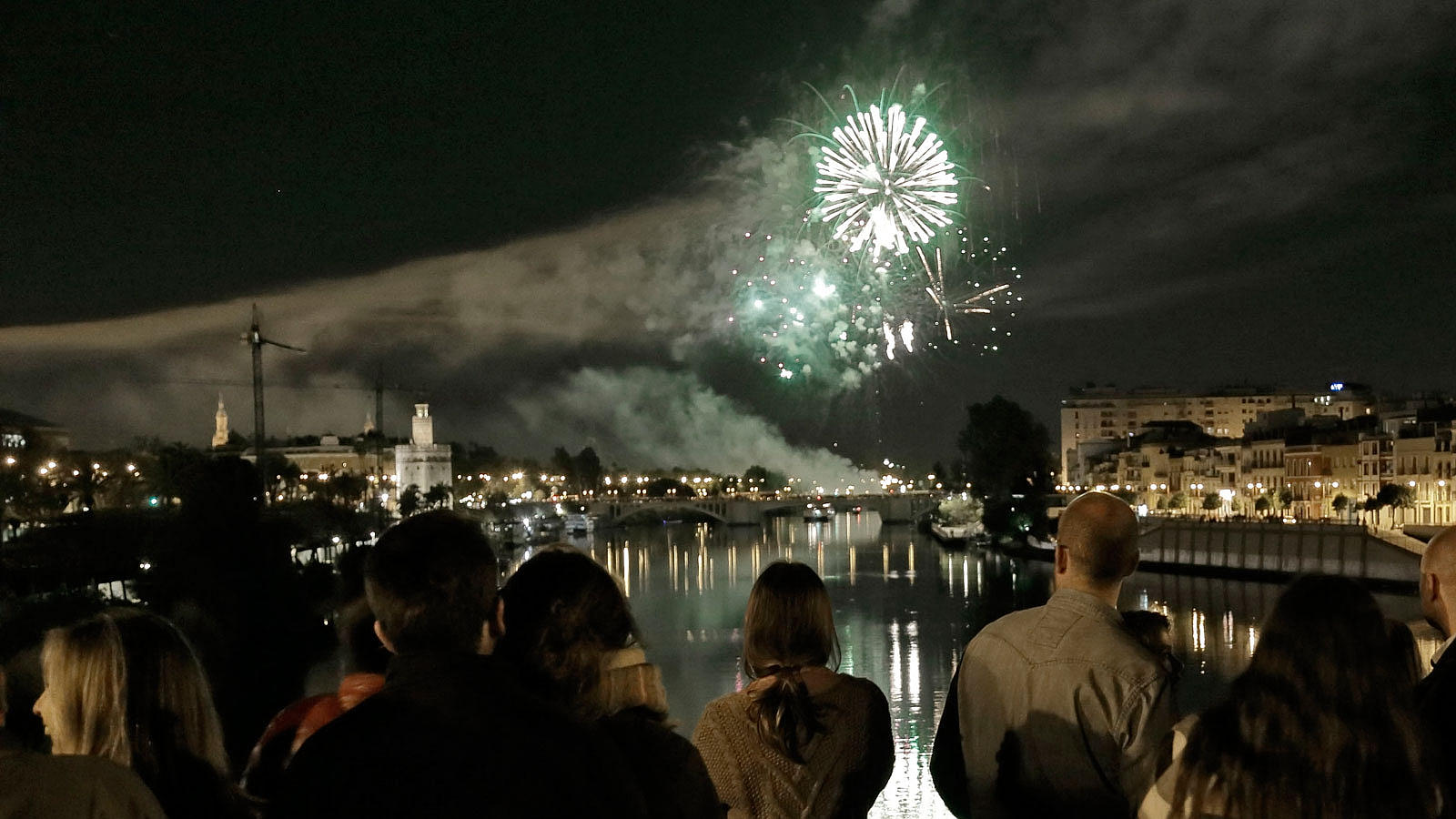 Los fuegos artificiales, desde el cielo y la tierra