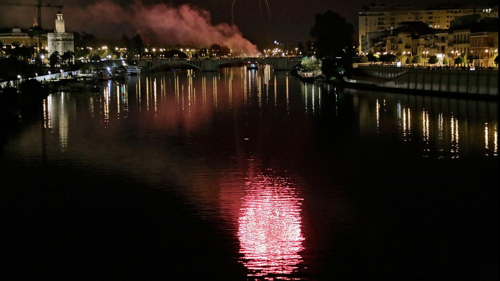 Los fuegos artificiales, desde el cielo y la tierra