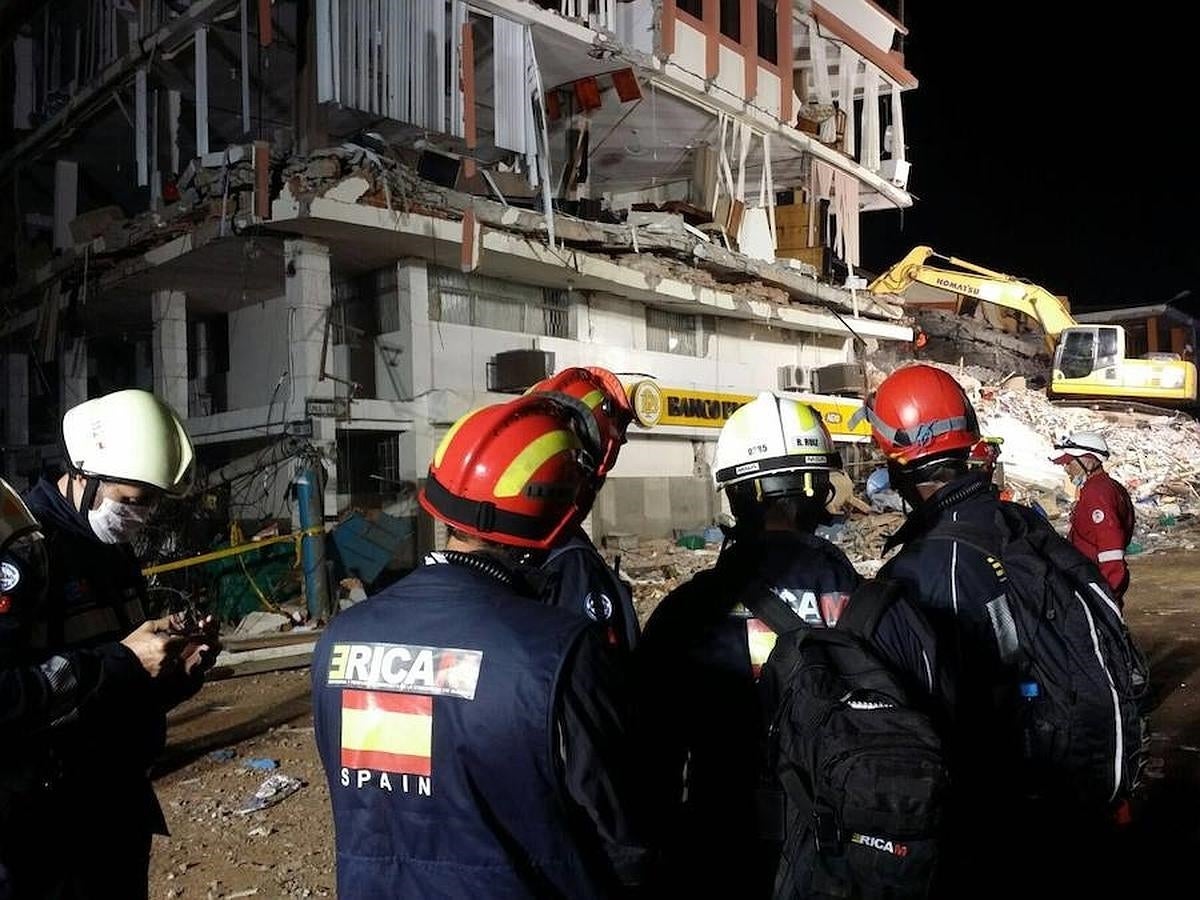 La noche del martes, el equipo fue trasladado a la localidad de Manta, también en la provincia de Manabí (la más afectada por el seísmo), donde de momento sólo han recuperado cuerpos sin vida