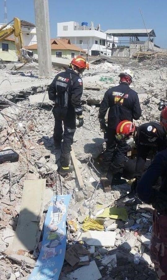 El grupo del Ericam que ha viajado a Ecuador está compuesto por doce bomberos, dos unidades caninas y dos médicos