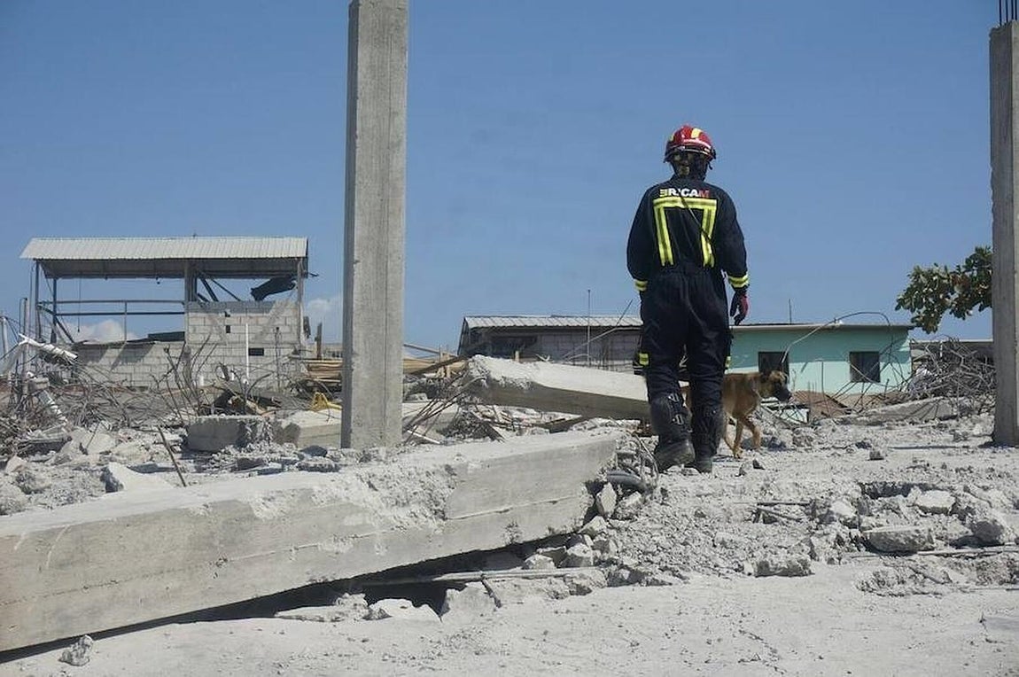 Uno de los miembros del grupo de Emergencia y Respuesta Inmediata de la CAM examina las zonas afectadas por el seísmo en Canoa, al norte de Ecuador. 