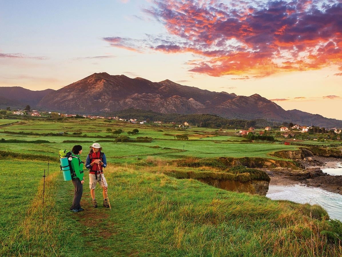 Las imágenes más bellas del Camino de Santiago en Asturias. Peregrinos en Caravia