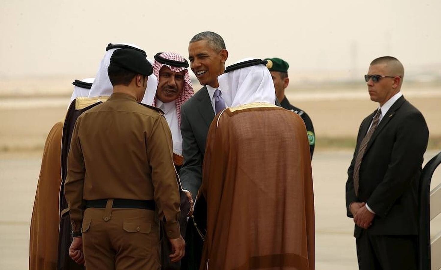 Obama es recibido a su llegada al aeropuerto Rey Jalid de Riad