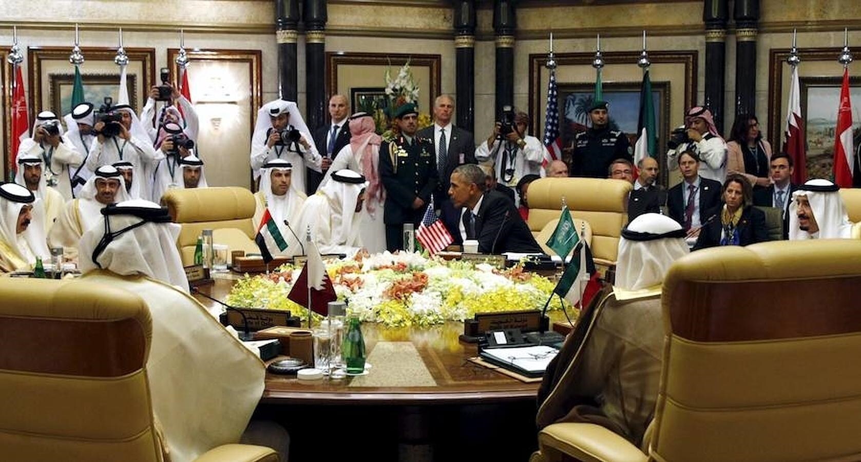 Obama conversa con Sheikh Mohammed bin Zayed al-Nahyan, el príncipe de Abu Dhabi. El presidente ha matizado que, pese al acuerdo nuclear, Irán sigue siendo una preocupación