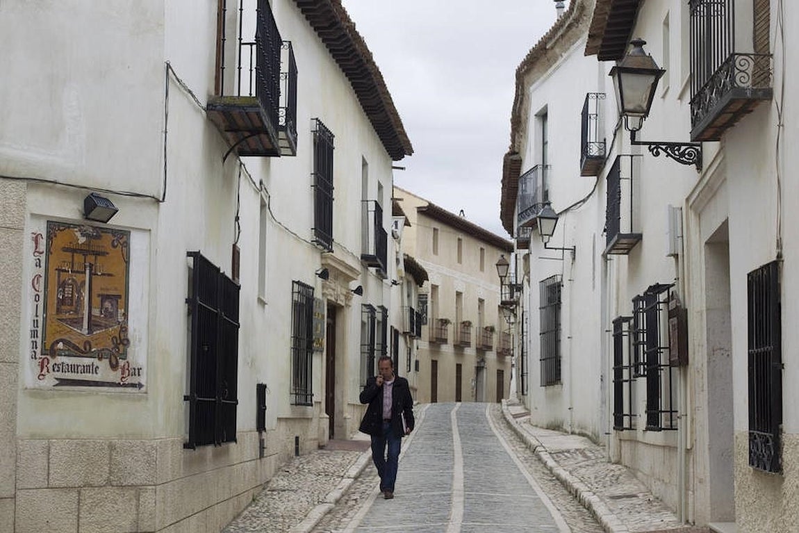 11. Calle adoquinada del casco histórico de Chinchón