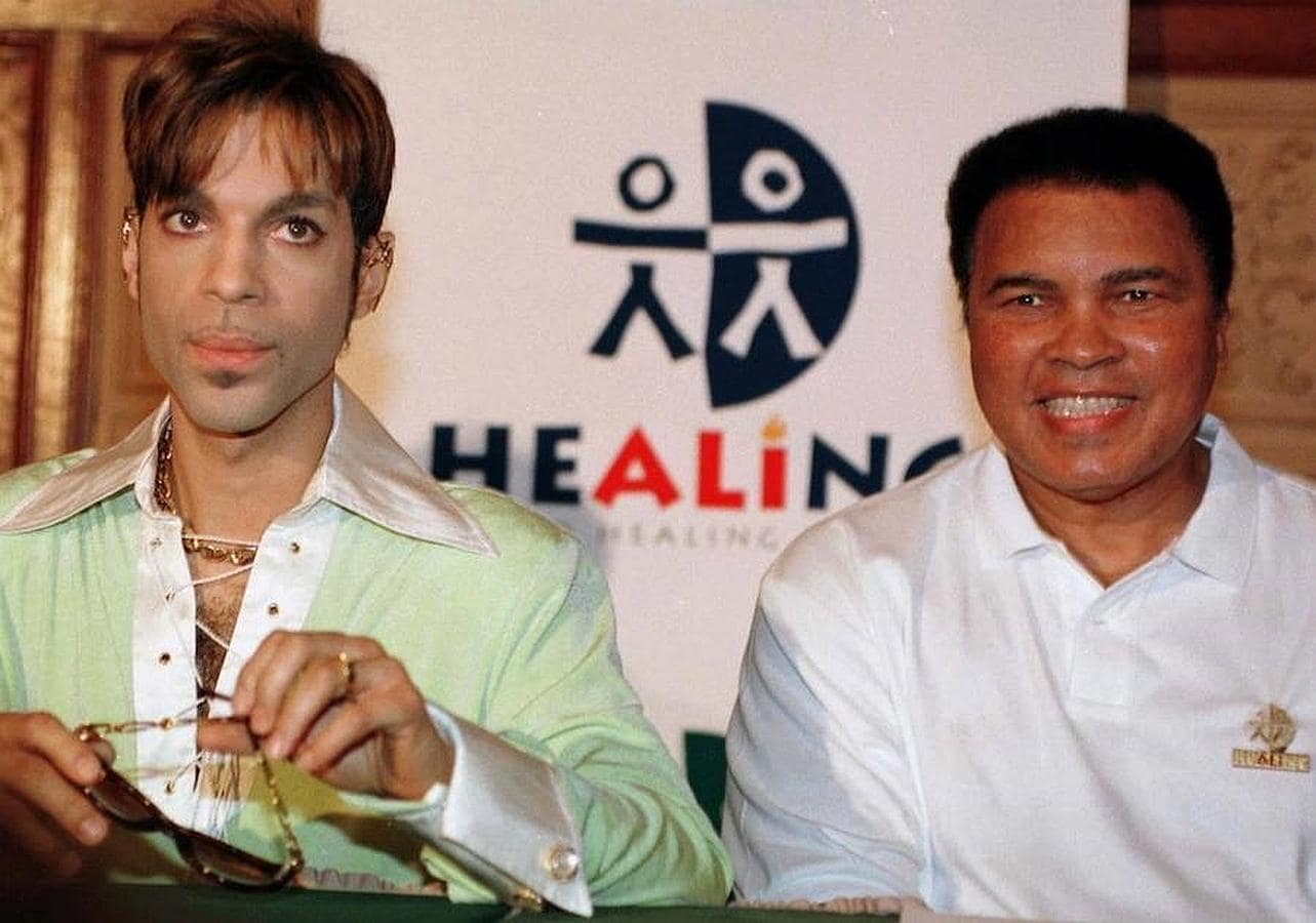 El artista antes conocido como Prince (L) en rueda de prensa junto a Mohamed Ali para anunciar un concierto benéfico 
