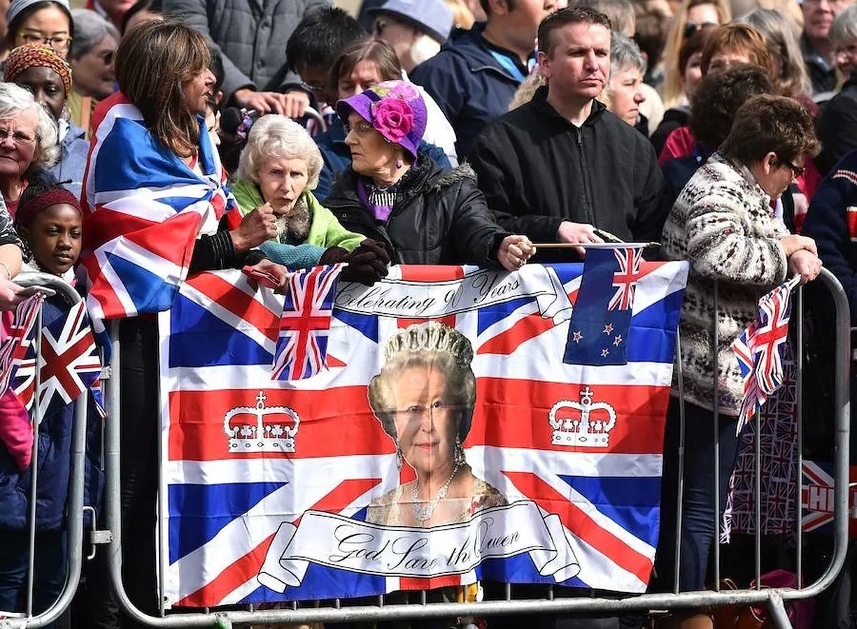 Los británicos aguardan la llegada de Isabel II para felicitarla por su 90 cumpleaños