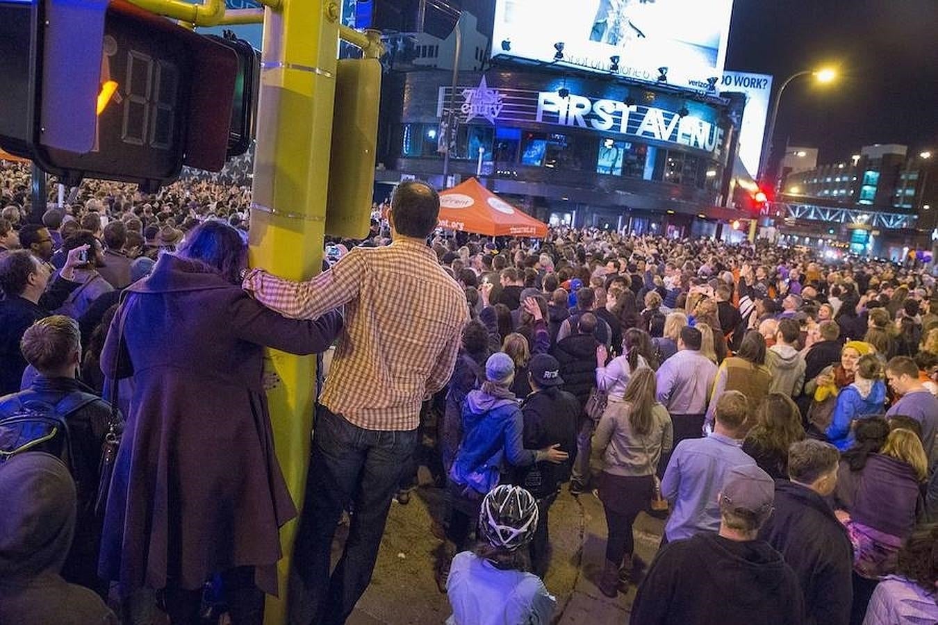 Hubo tanta gente en el homenaje que algunos se subieron en las farolas para observar el acceso al club