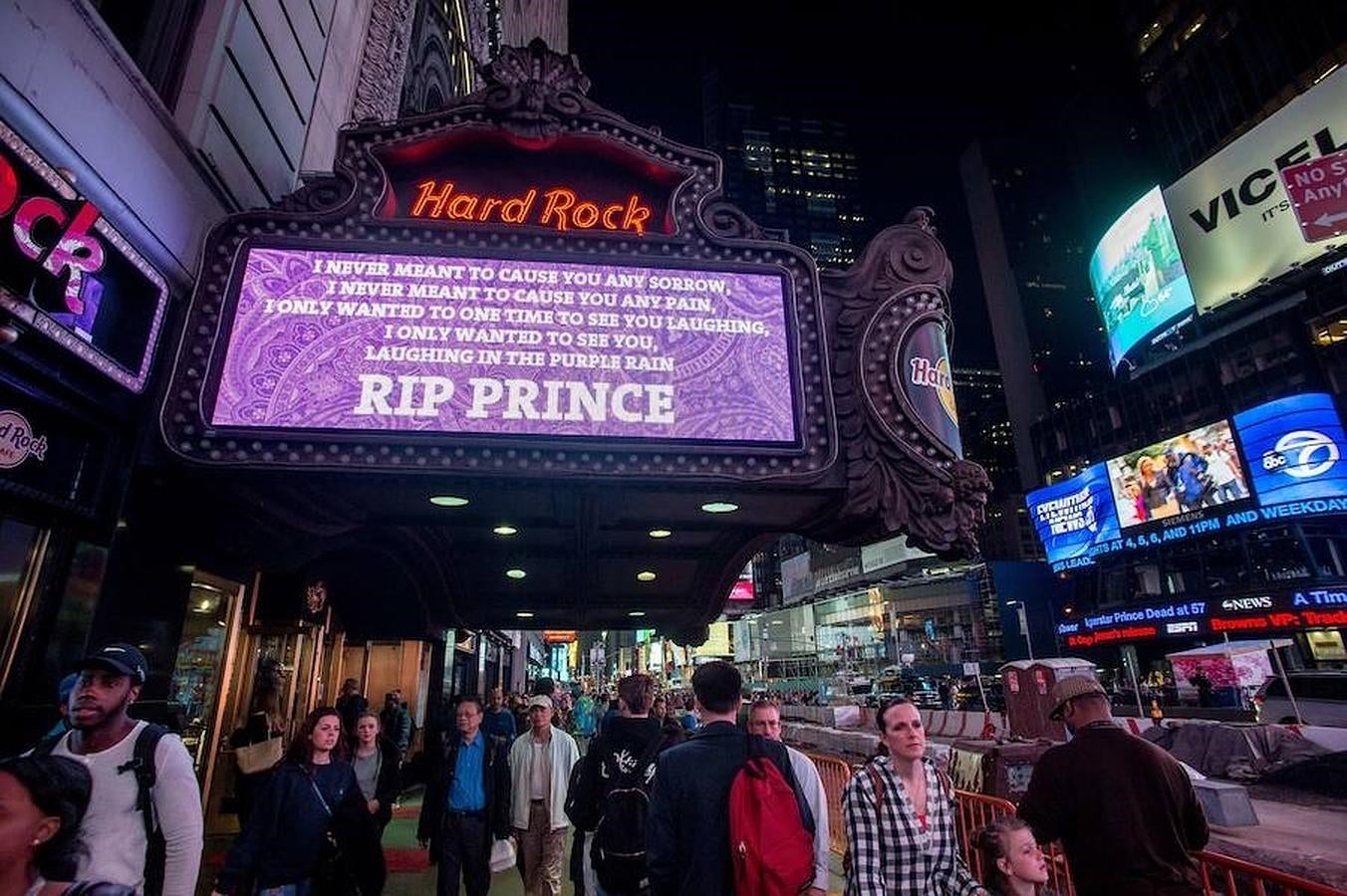 Un letrero lumiinoso en el Hard Rock de Times Square de Nueva York recordaba al cantante