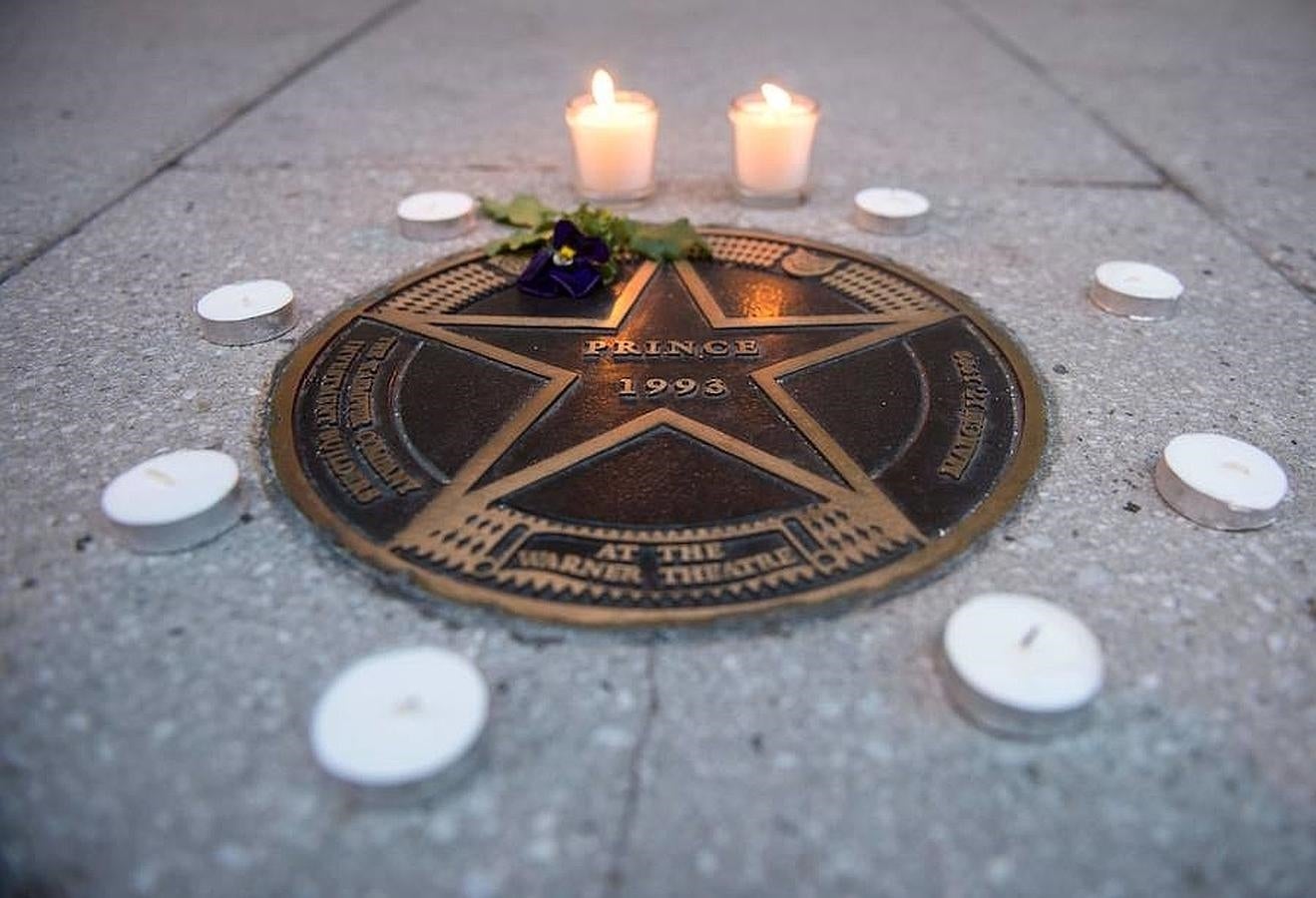 Velas en la estrella de la fama en el Teatro Warner de Washington