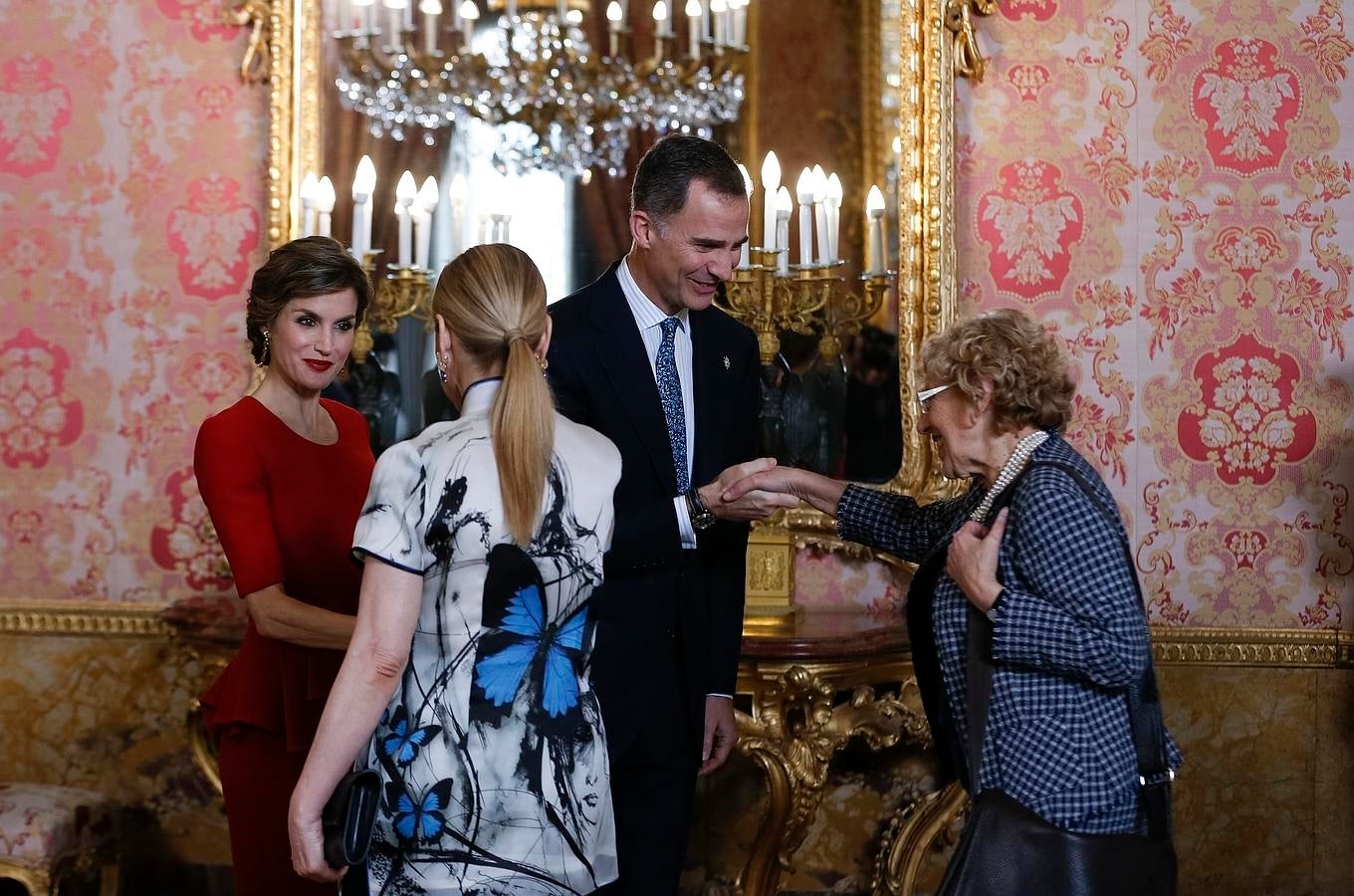 Cristina Cifuentes, presidente de la Comunidad de Madrid, y Manuela Carmena, alcaldesa de la capital, saludan a los Reyes. 