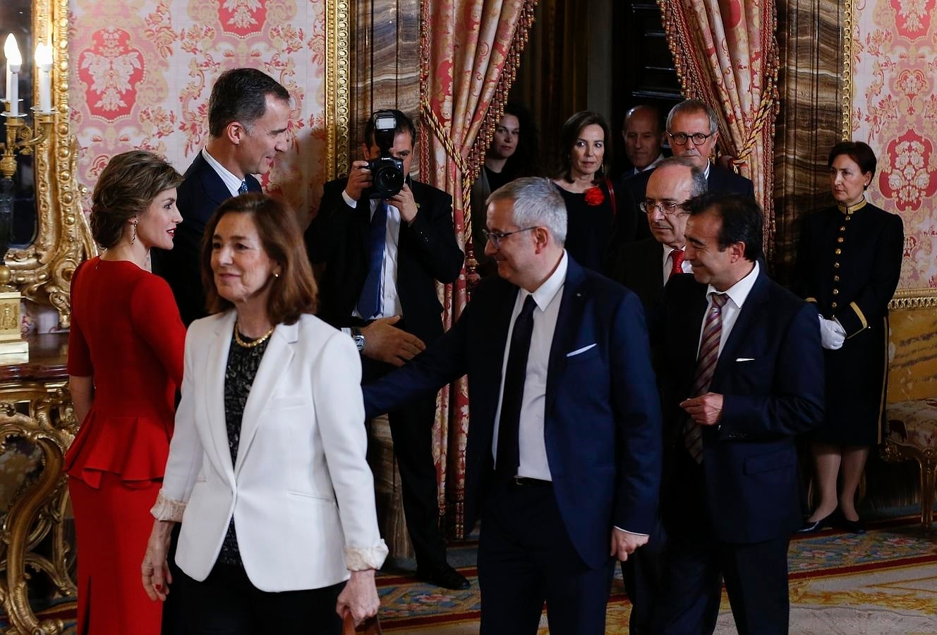 Alfonso Armada, director de ABC Cultural, y Oti Rodríguez Marchante, crítico de cine de ABC, saludan a los Reyes. 