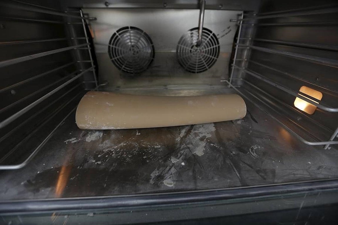 Una prótesis se cuece en el horno de la furgoneta. 