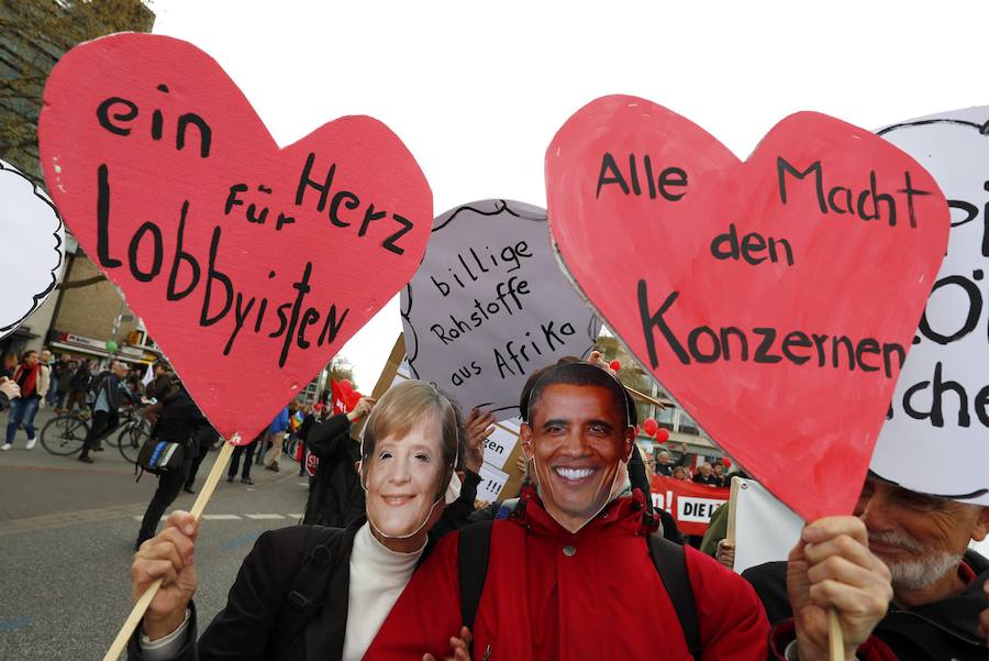 10. Los manifestantes cargaron contra el proyecto para aprobar una Asociación Transatlántica para el Comercio y las Inversiones (TTIP) alegando que reducirá los estándares de calidad de los productos, dañará el medioambiente, lesionará los derechos laborales y limitará la soberanía de los estados implicados.