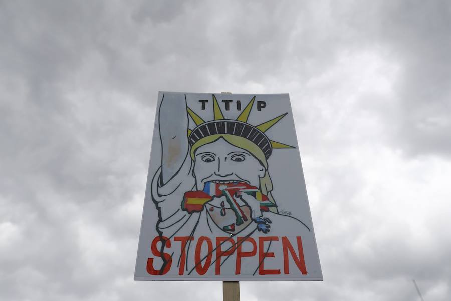 11. Los manifestantes cargaron contra el proyecto para aprobar una Asociación Transatlántica para el Comercio y las Inversiones (TTIP) alegando que reducirá los estándares de calidad de los productos, dañará el medioambiente, lesionará los derechos laborales y limitará la soberanía de los estados implicados.