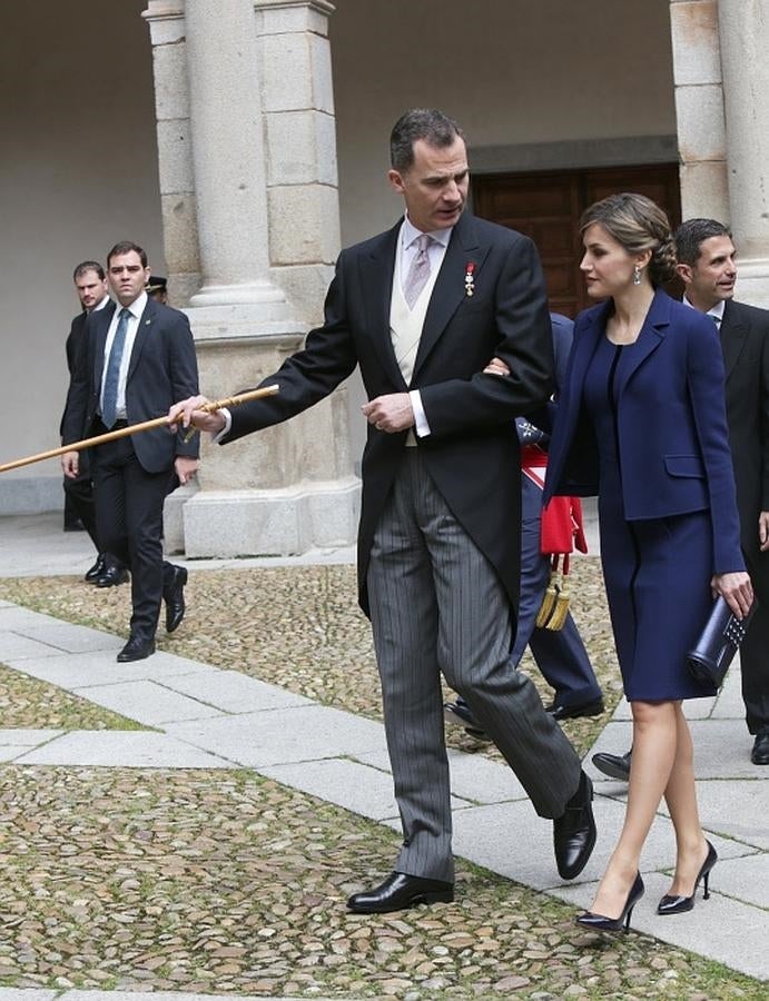 El Rey y la Reina en el patio de la Universidad de Alcalá de Henares, antes del comienzo de la ceremonia de entrega del Premio Cervantes. 
