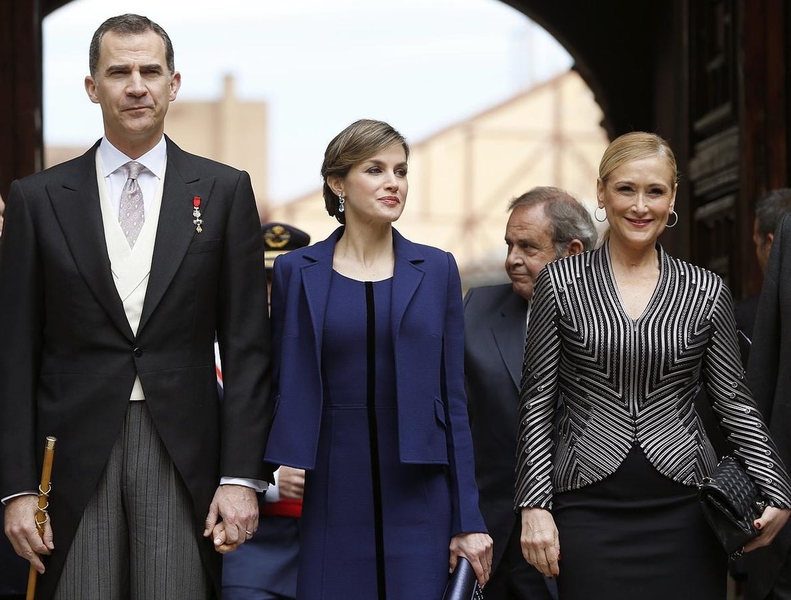 El Rey, la Reina y la presidenta de la Comunidad de Madrid, Cristina Cifuentes, al inicio de la ceremonia de entrega del Premio Cervantes. 