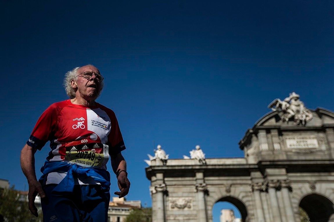 Participantes de la maratón de Madrid junto a la Puerta de Alcalá. 