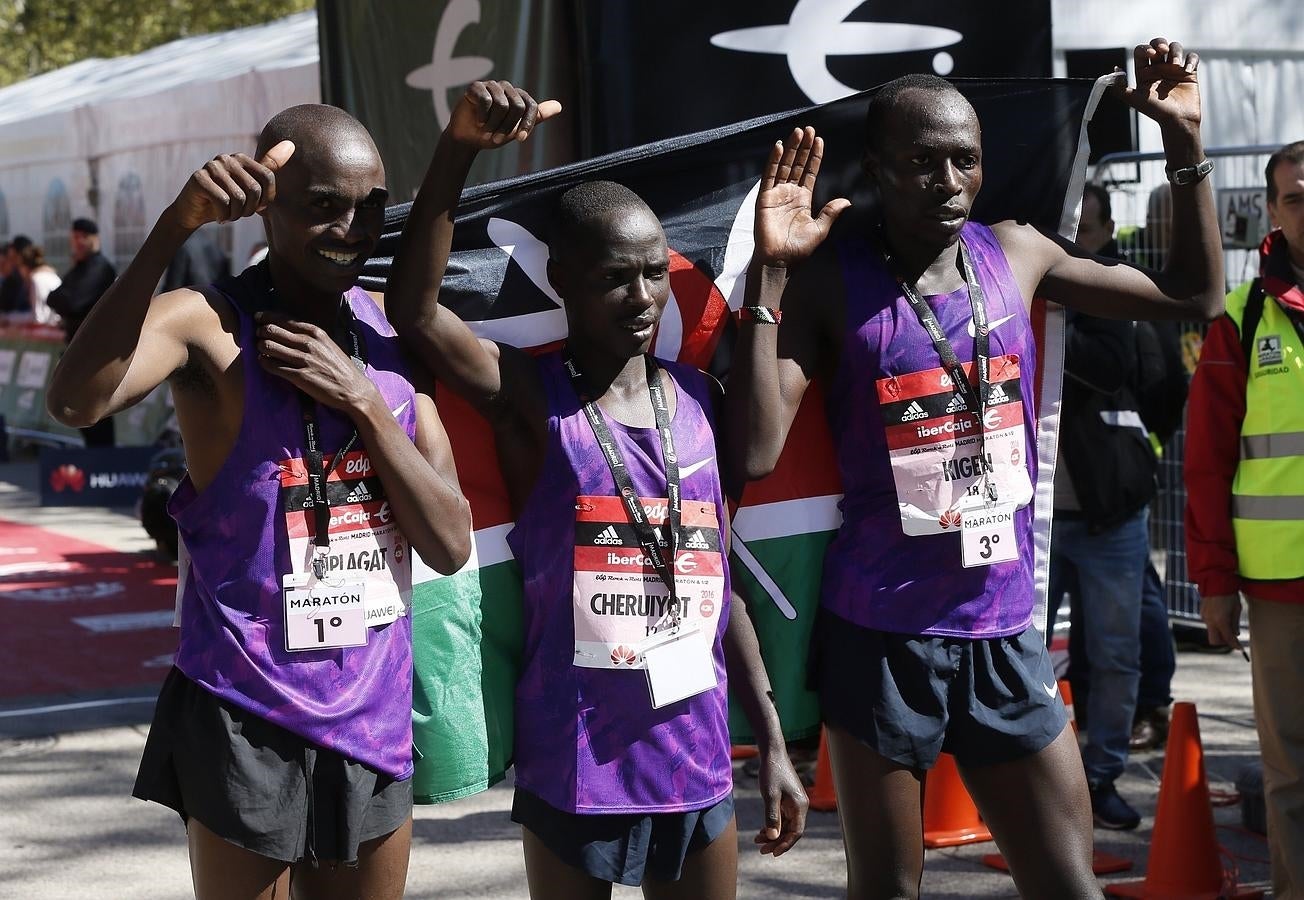 Los atletas kenianos premiados como ganadores en el maratón de Madrid. 