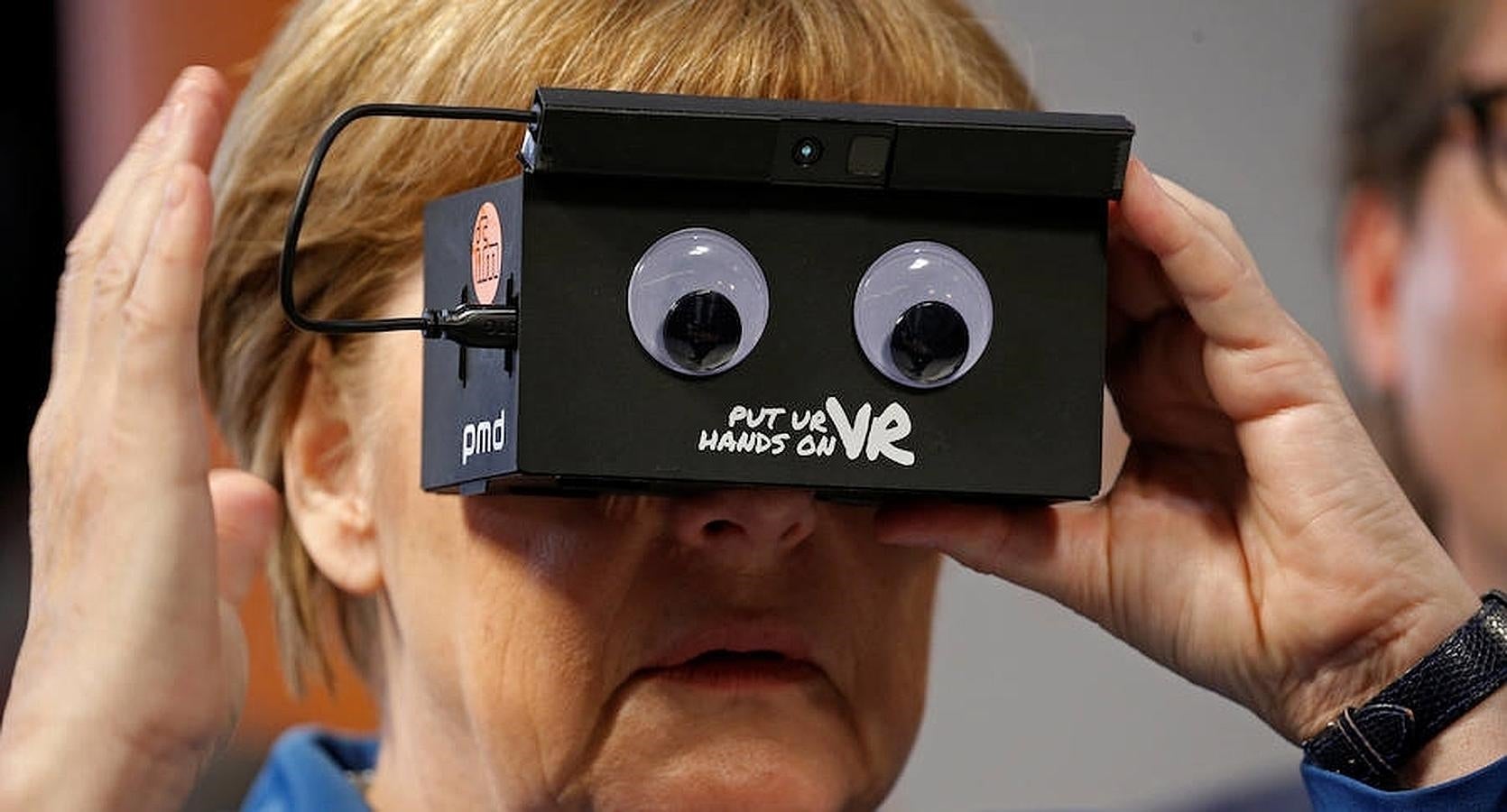 La canciller Merkel ha probado unas gafas de realidad virtual durante su visita junto a Obama a la feria de Messe. 