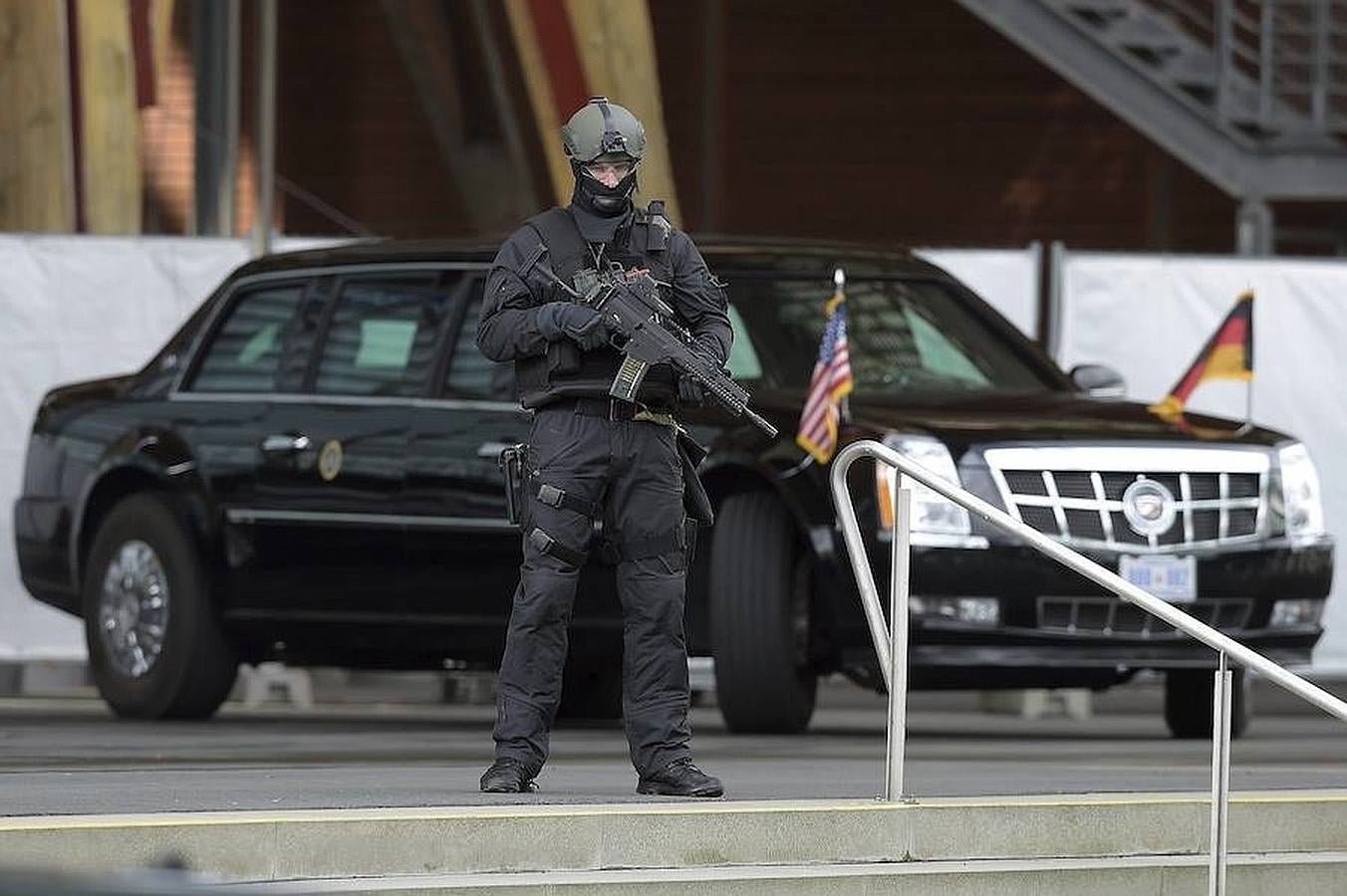 «La Bestia», la limusina de Obama, aparcada en medio de fuertes medidas de seguridad en Hannover. 