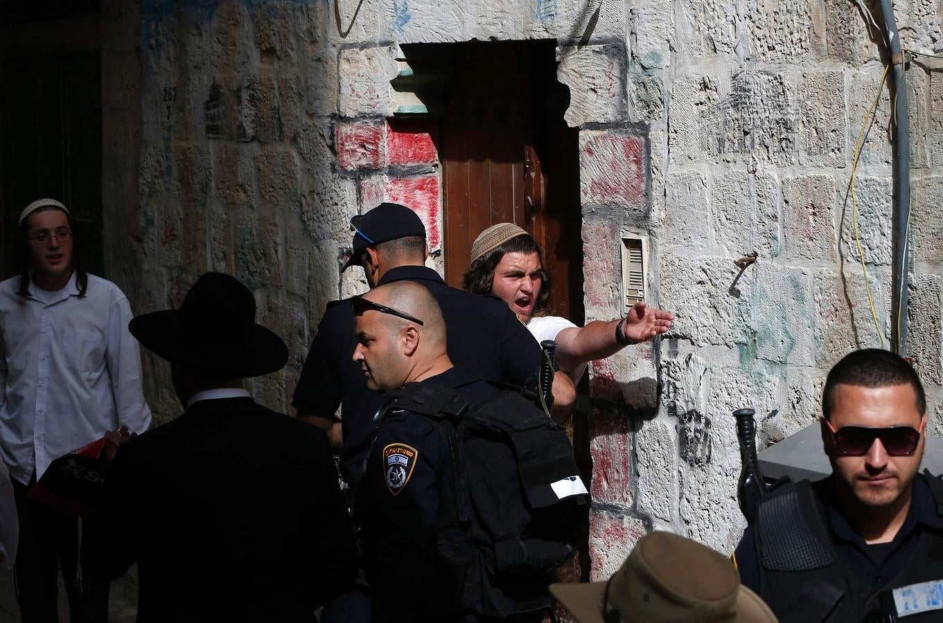 Policías israelíes se llevan a dos judíos ultraortodoxos que pretendían rezar en la Explanada de las Mezquitas. 