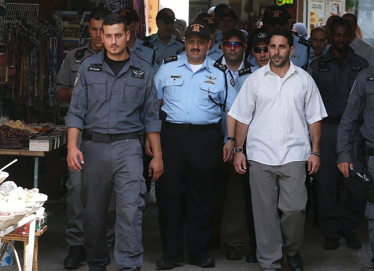 El jefe de Policía de Jerusalén, en el centro de la imagen, llega al Muro de las Lamentaciones en el comienzo de la Pascua. 